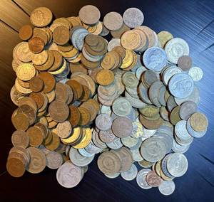 lot 68 image: 3.5 lbs Mixed Circulated World Coins (200-225 coins) Great resale potential