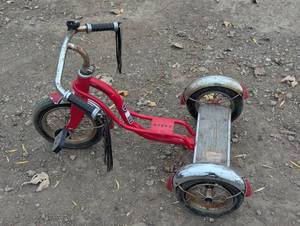 lot 4 image: Vintage Schwinn Tricycle - Red with Fenders