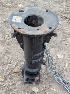 lot 8 image: Large Heavy Duty 5th Wheel Hitch with Chains