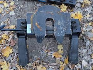 lot 10 image: Heavy Duty 15K 5th Fifth Wheel Trailer Hitch Rail