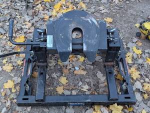 lot 11 image: Reese 15K 5th Fifth Wheel Trailer Hitch Rail