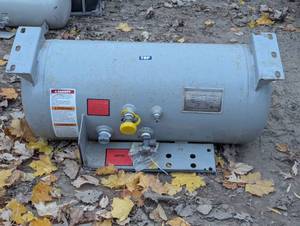 lot 14 image: 20 Gallon RV PropaneNat Gas Tank