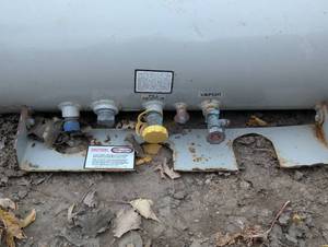 lot 15 image: 16 Gallon RV PropaneNat Gas Tank
