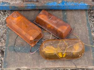 lot 19 image: Huge Lot of Mixed Emergency Vehicle or Machinery Lights