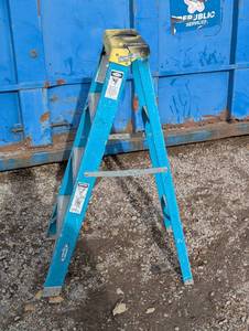 lot 28 image: Werner 4 Electro Master Fiber Glass Ladder