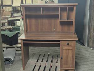 lot 19 image: Light Oak Finish Desk - Work Station - Small to Medium Sized