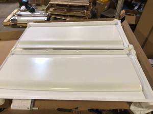 lot 13 image: Delta Classic 500 60 in. L x 32 in. W Alcove Shower Pan Base with Center Drain in High Gloss White   Customer Returns See Pictures