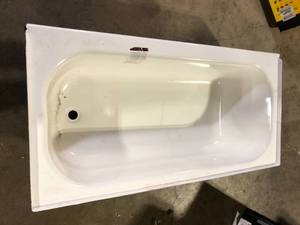 lot 31 image: Bootz Industries Maui 60 in. x 30 in. Alcove Soaking Bathtub with Right Drain in White Customer Returns See Pictures