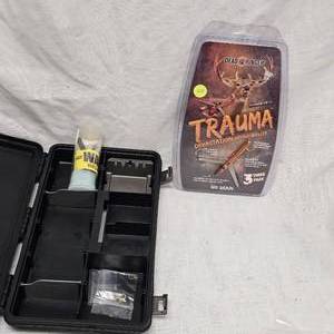 lot 26 image: Broadheads 3 pack and Broadhead Box