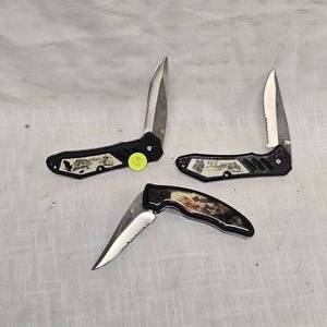 lot 69 image: 4 Lock Back Knives, Like New