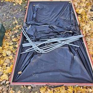 lot 208 image: Mankato Folding Fish House