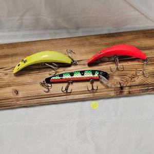 lot 213 image: 2 NorthernMusky Wooden Reef RunnersLazy