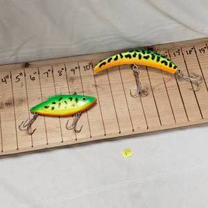 lot 214 image: XXL Musky Rattle Trap and Wooden Reef Runner