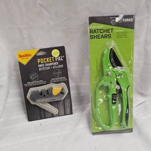 lot 152 image: HME Ratchet Shears and Smiths Knife Sharpener