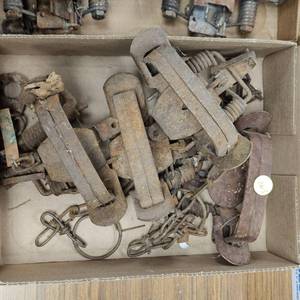 lot 263 image: 4-Bigger Foot Hold Traps