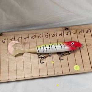 lot 227 image: New Leo Lures 8 Fire Clown Musky Lure