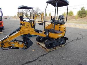 lot 2 image: NEW CFG QK20R Mini Excavator with Hydraulic Thumb