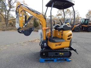 lot 3 image: NEW CFG QX18R Mini Excavator with Hydraulic Thumb