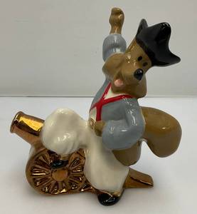 lot 12 image: Vintage Jim Beam WADE Collectible Fox With Cannon  2 12 X 6 X 6