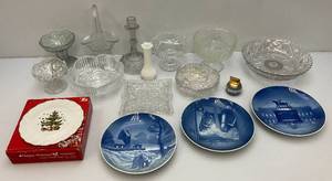 lot 58 image: Misc. Vintage Glasseware And More