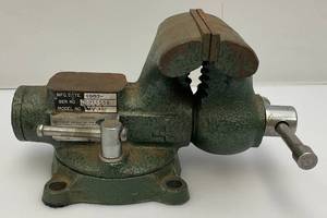 lot 89 image: Small Bench Vise