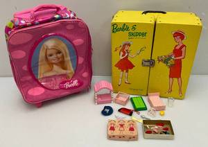lot 90 image: 1964 BARBIE And Skipper Doll Case (Broken Handle)