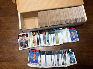 lot 125 image: 1986 Topps Baseball Card Set (Card #s 1-433 Series One) Stars and Rookie Included