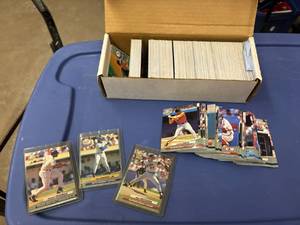 lot 243 image: 1992 Fleer Ultra Baseball Card Set, Includes Ken Griffey Jr., Frank Thomas and Mike Mussina Rookie Cards