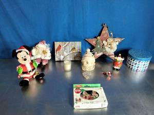 lot 9 image: Lot of Christmas Decor