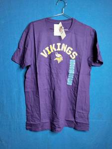 lot 13 image: Minnesota Vikings Team T-Shirt - Size Large