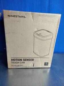 lot 31 image: Rectangular Motion Sensor Trash Can 3.2 Gallon