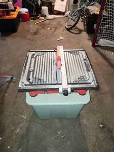 lot 104 image: Husky THD750L wet tile saw.