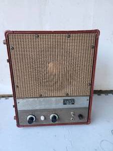 lot 107 image: Vintage Ampex Model 620 tube amplifier and speaker