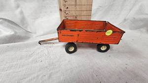 lot 27 image: Allis Chalmers Wagon