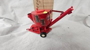 lot 26 image: Vintage Ertl IH Feed Grinder Mixer, approx 85% Condition