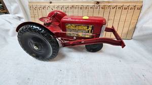 lot 7 image: Marx Tin Lith Farmall Tractor