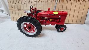 lot 8 image: 116 IH Farmall M Mint Condition