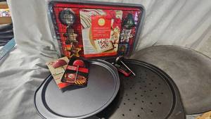 lot 34 image: Lot of Assorted BakingCooking Supplies