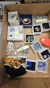 lot 98 image: Vintage Jewelry Lot as Pictured