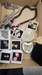 lot 100 image: Vintage Jewelry Lot as Pictured