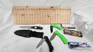 lot 148 image: Set of 3 Lockback Knives, Frost Cutlery 5 Knife wsheath