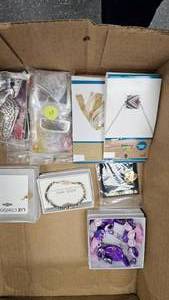 lot 154 image: Vintage Jewelry Lot as Pictured