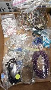 lot 160 image: Vintage Jewelry Lot as Pictured