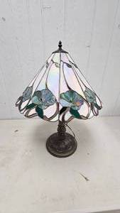lot 186 image: Pearlescent tiffany Style Stain Glass Lamp Shade