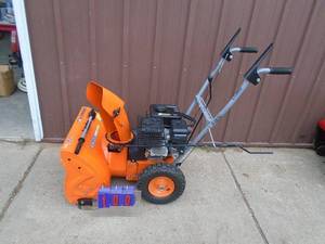 lot 100 image: Yardmix 22 gas snow blower. Looks nearly new. Tested & works. As shown. THIS ITEM HAS A RESERVE.