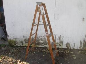 lot 11 image: (UD2) Werner 6 Ft Wood Ladder...