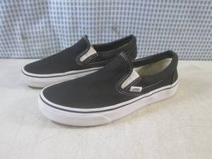 lot 27 image: (BS) Pair of Vans Off The Wall Slip...