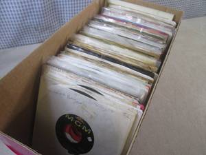 lot 43 image: (EW5) Box of Assorted Artist 45 RPM...