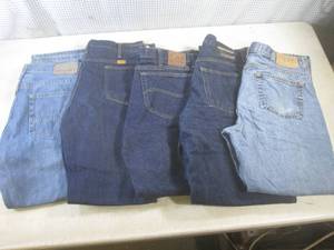 lot 64 image: (BS) 5 Pairs of Assorted Jeans - Na...