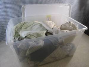 lot 127 image: (EW2) Tote with Lid Full of Bed She...